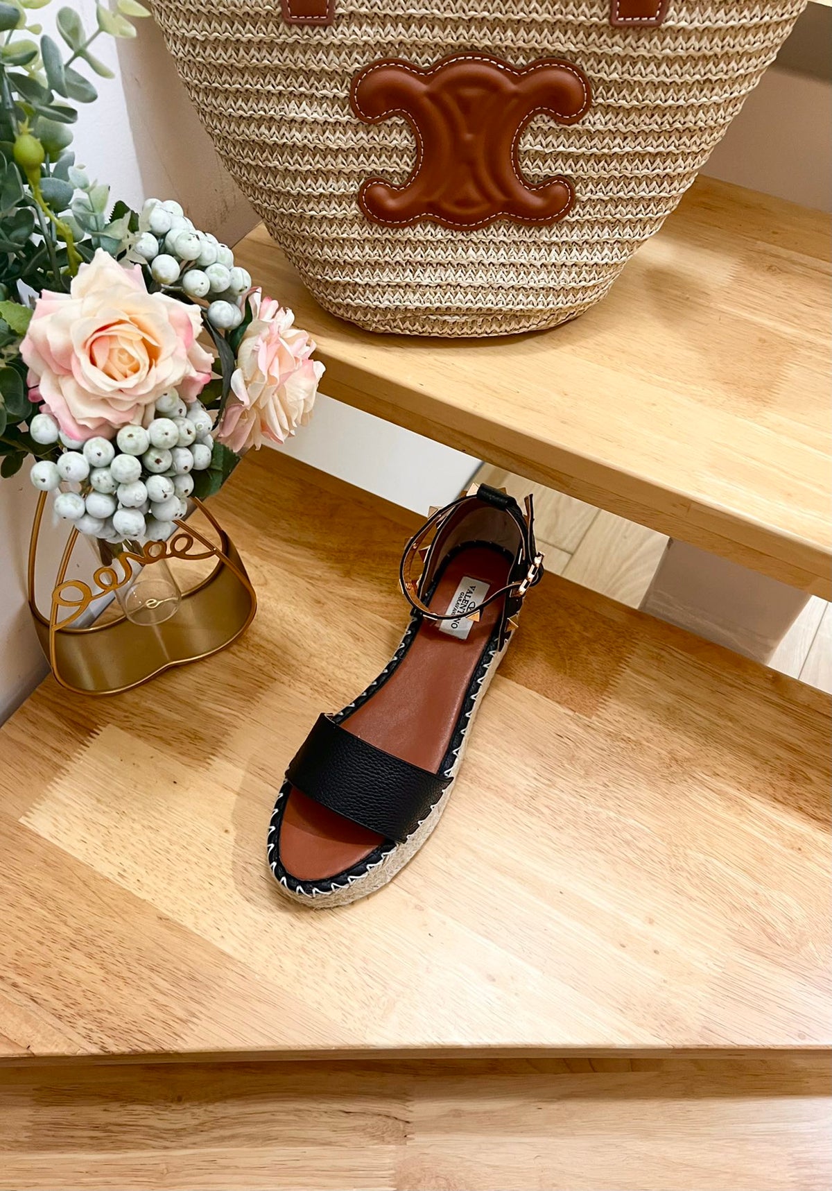 ROCKSTUD FLATFORM SANDAL IN BLACK CALFSKIN