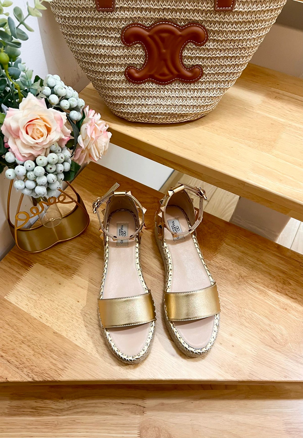 ROCKSTUD FLATFORM SANDAL IN GOLD CALFSKIN