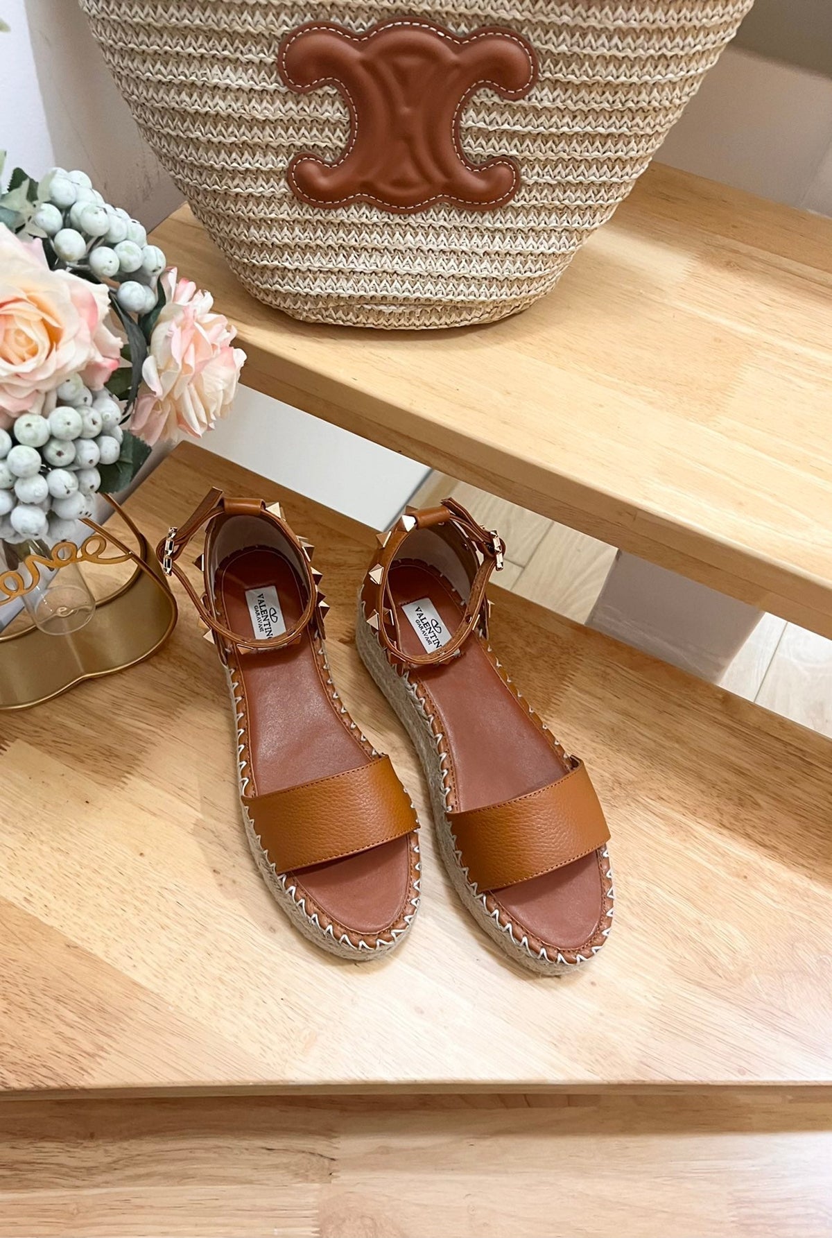 ROCKSTUD FLATFORM SANDAL IN CHOCOLATE BROWN CALFSKIN