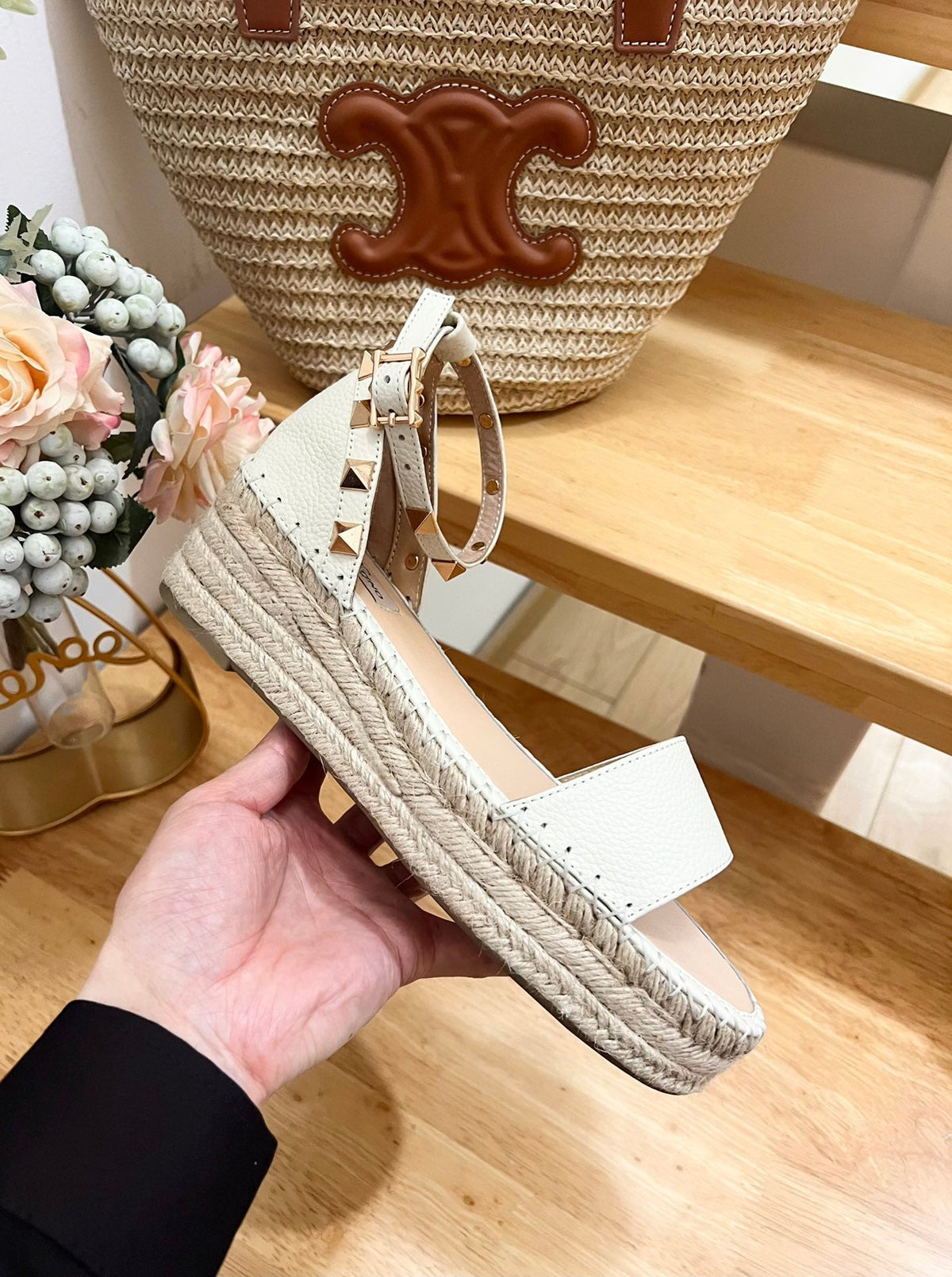 ROCKSTUD FLATFORM SANDAL IN WHITE CALFSKIN