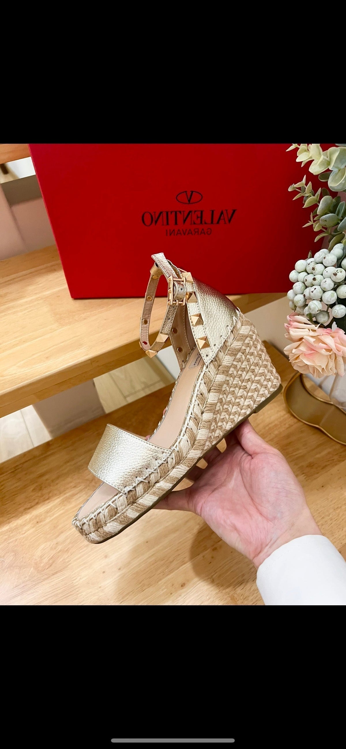 Double Rockstud Grainy Calfskin Wedge Sandal In Light Yellow Metallic Cowhide And Raffia 852841