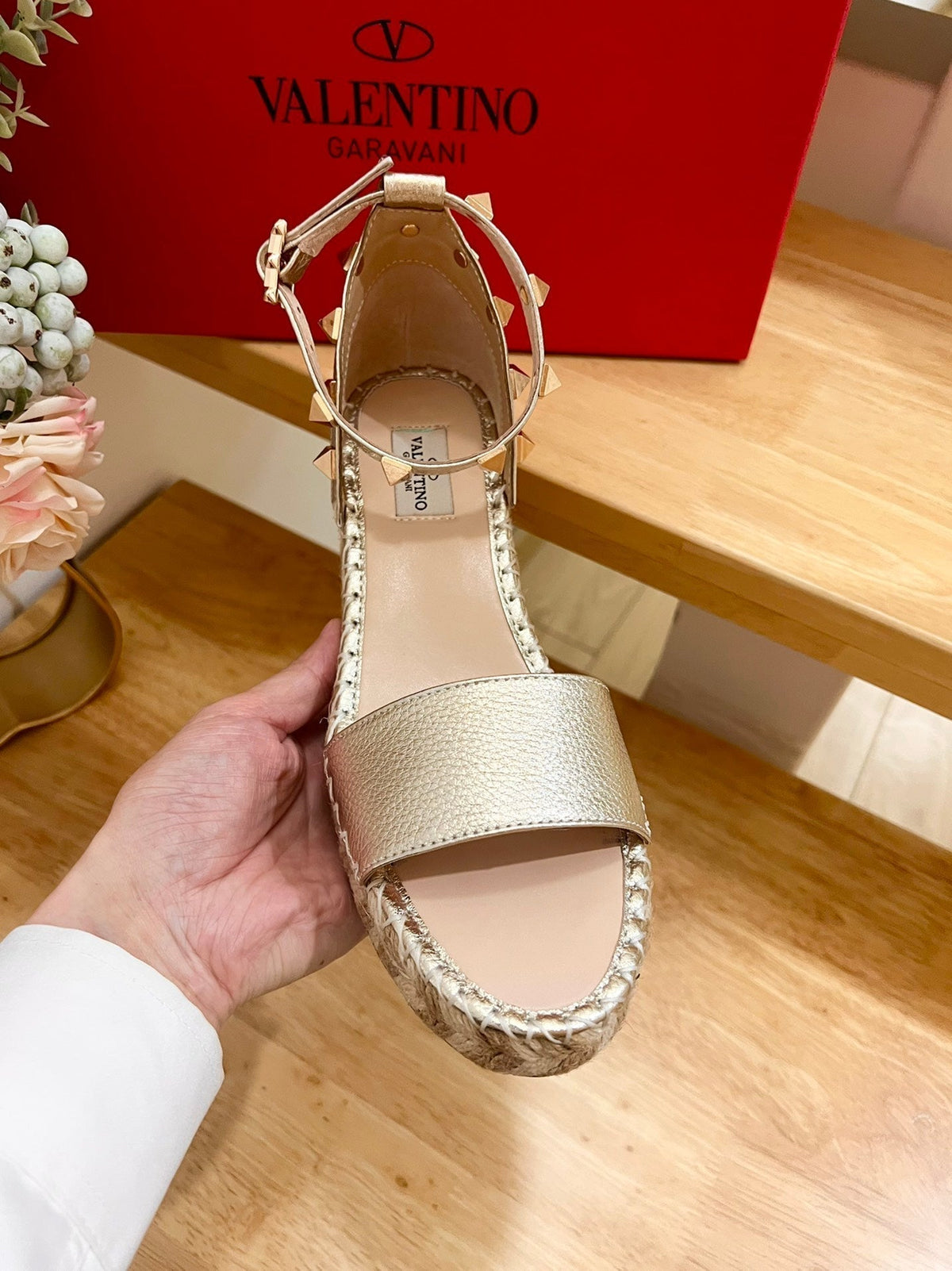 Double Rockstud Grainy Calfskin Wedge Sandal In Light Yellow Metallic Cowhide And Raffia 852841