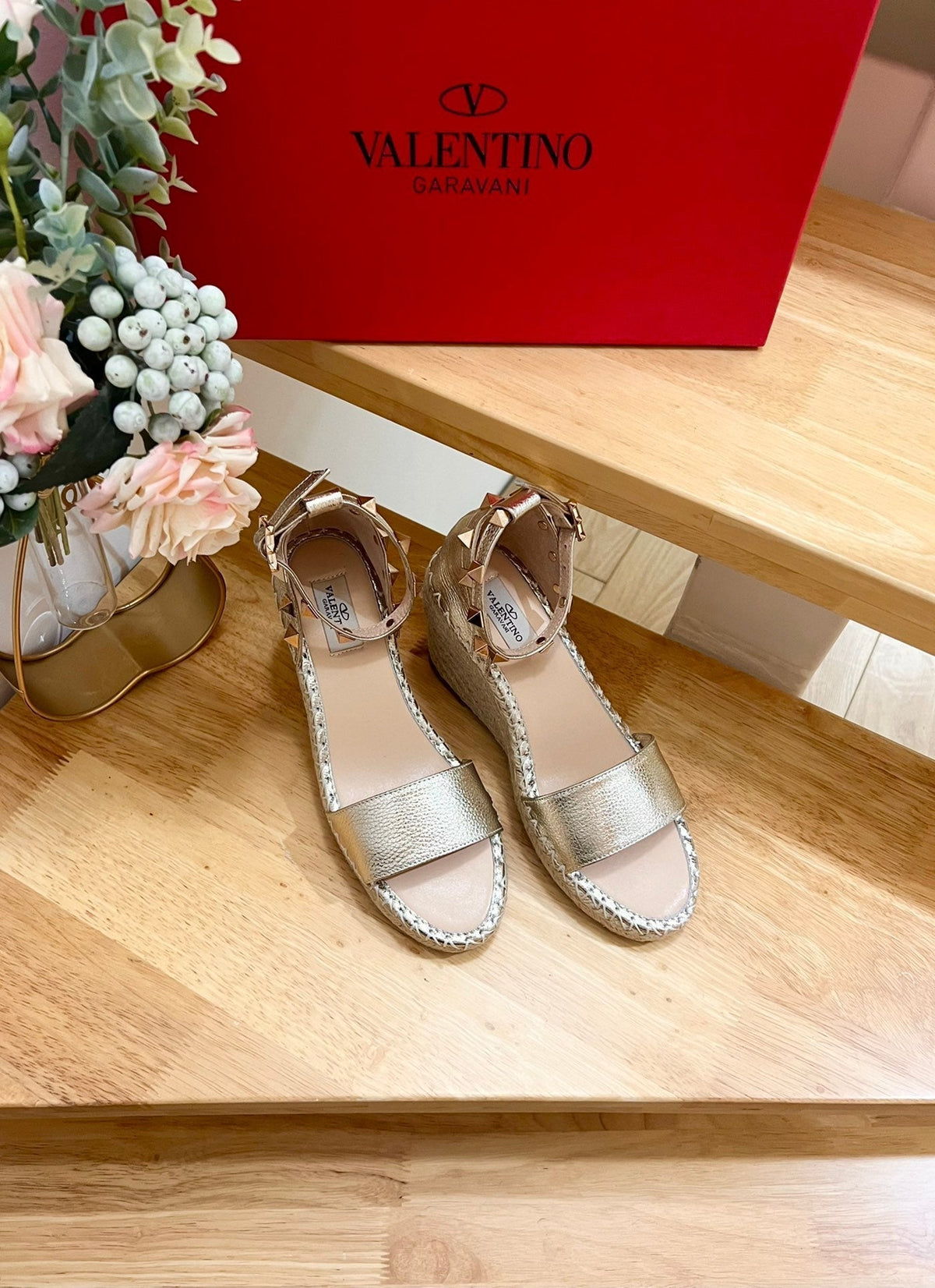 Double Rockstud Grainy Calfskin Wedge Sandal In Light Yellow Metallic Cowhide And Raffia 852841