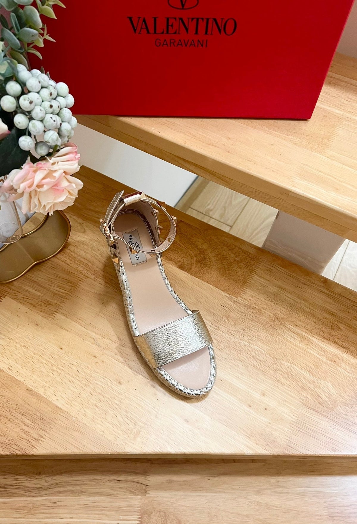 Double Rockstud Grainy Calfskin Wedge Sandal In Light Yellow Metallic Cowhide And Raffia 852841
