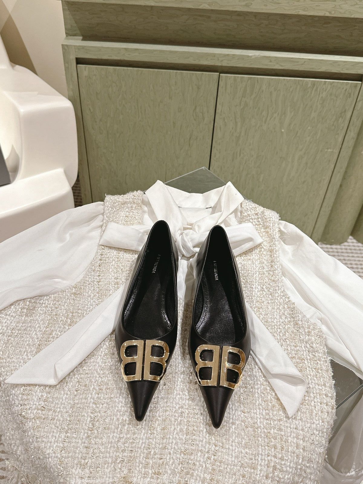 POINTED BB GOLD BUCKLE BALLET FLAT IN BLACK SMOOTH LAMBSKIN