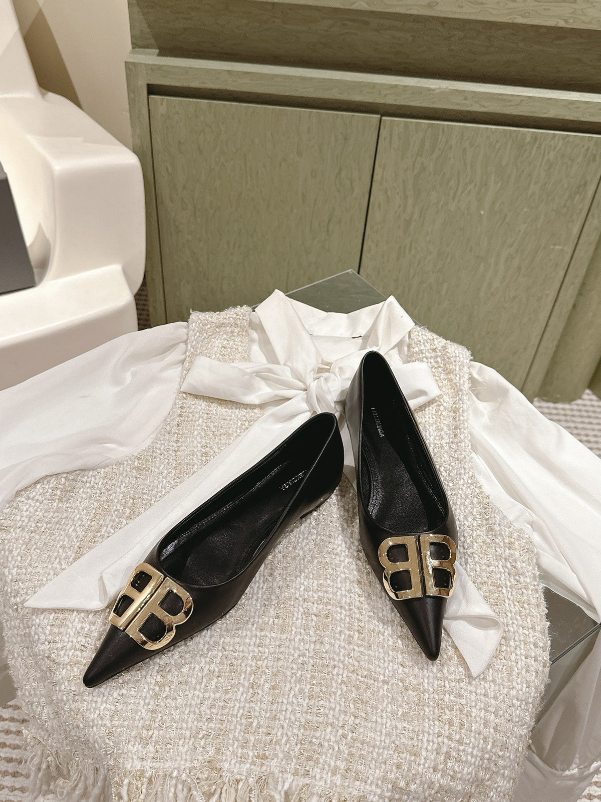 POINTED BB GOLD BUCKLE BALLET FLAT IN BLACK SMOOTH LAMBSKIN