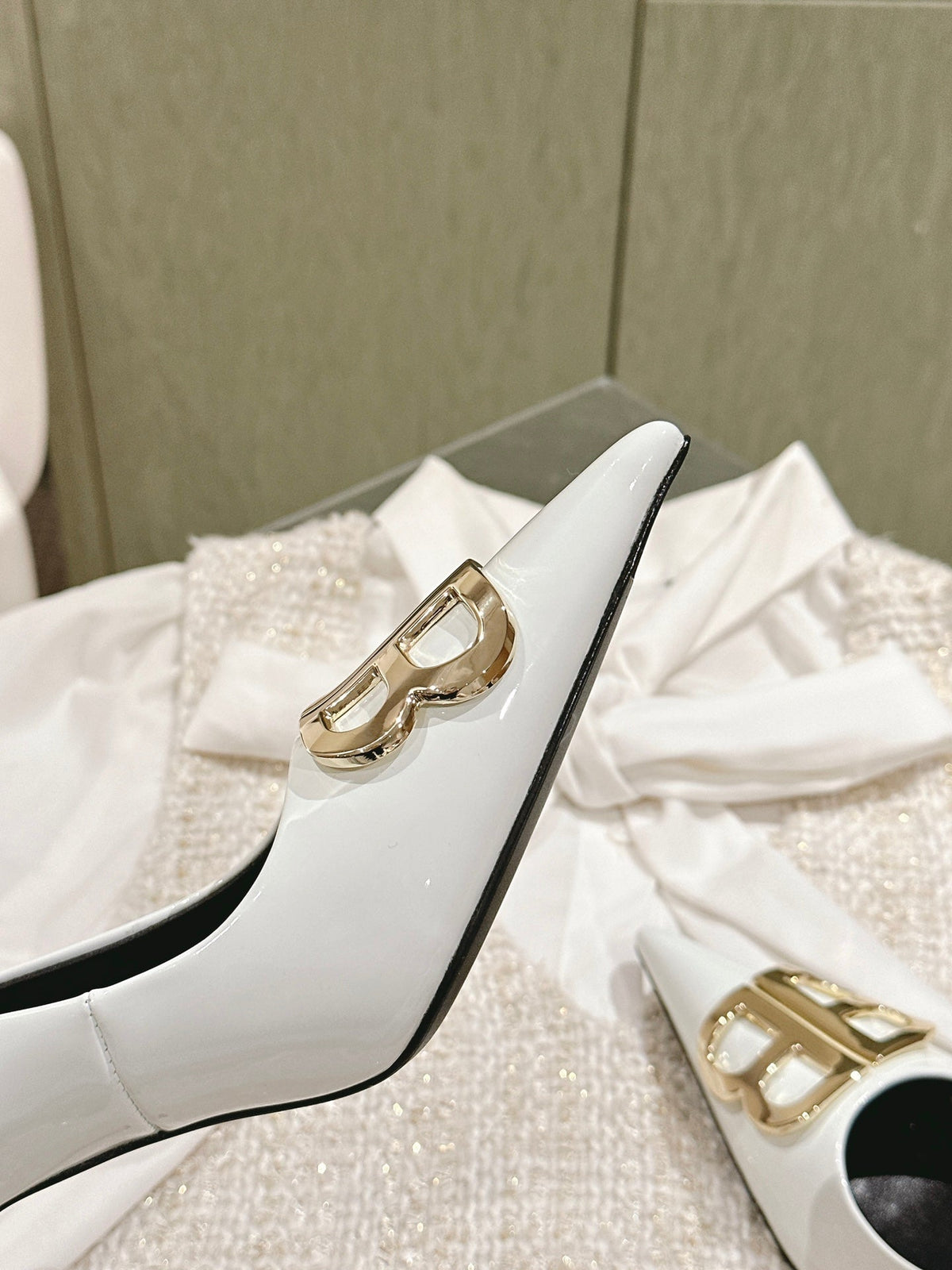 POINTED BB GOLD BUCKLE HIGH PUMPS 85MM IN WHITE PATENT CALFSKIN