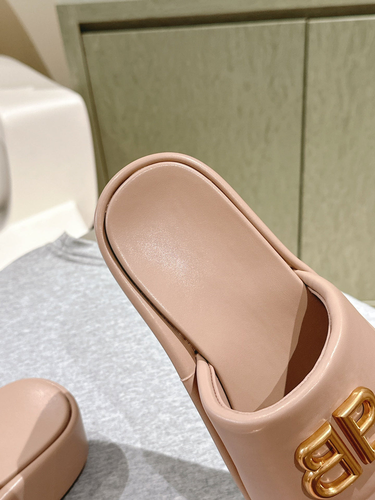 RISE SANDALS IN BEIGE SHINY LAMBSKIN GOLD BUCKLE