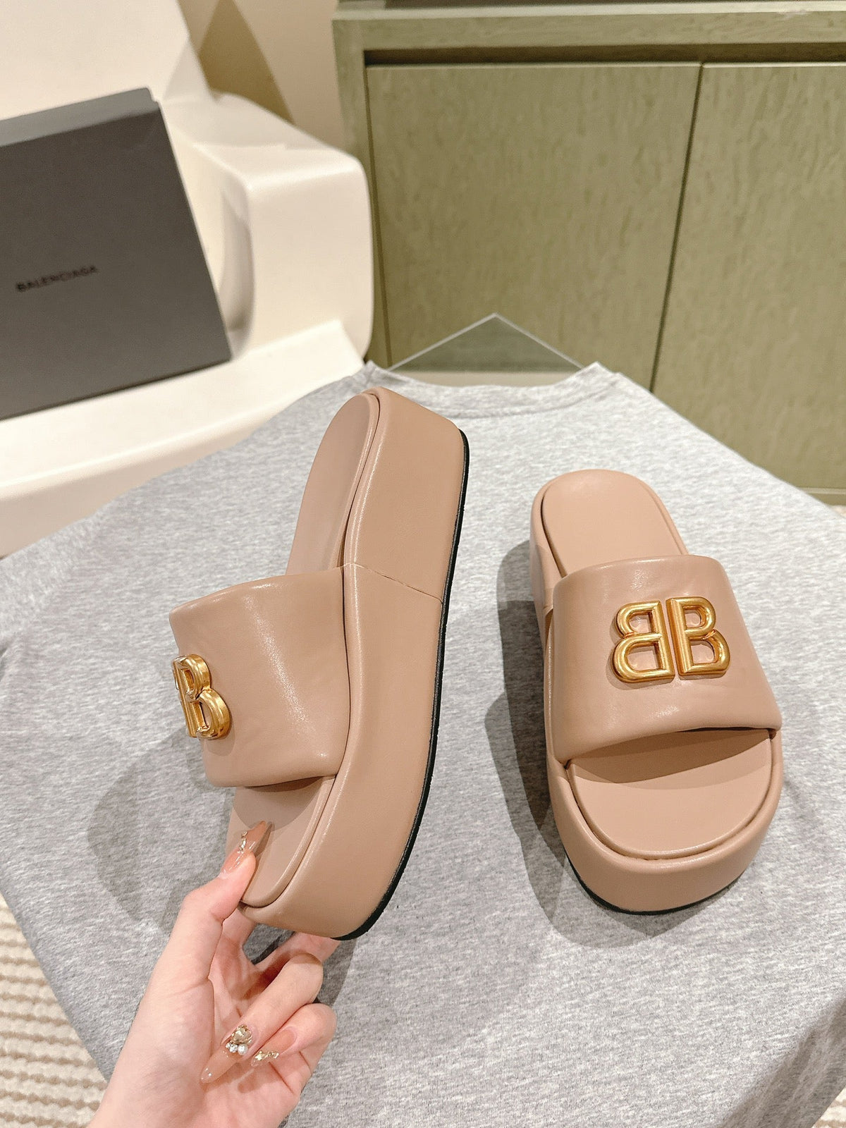 RISE SANDALS IN BEIGE SHINY LAMBSKIN GOLD BUCKLE