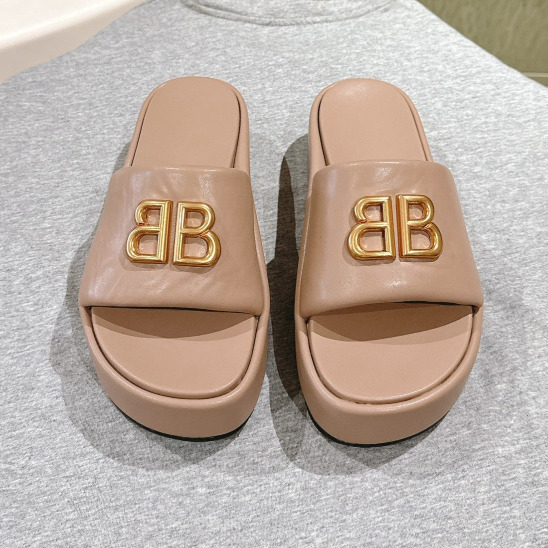 RISE SANDALS IN BEIGE SHINY LAMBSKIN GOLD BUCKLE