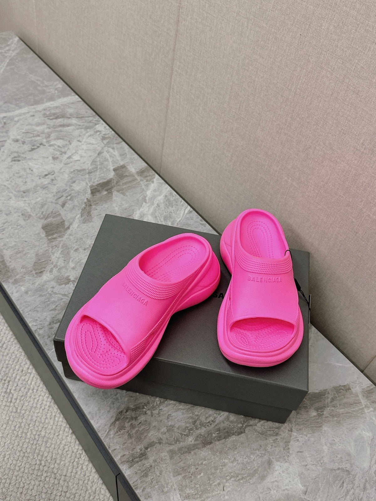 POOL CROCS SLIDE SANDAL IN BRIGHT PINK RUBBER