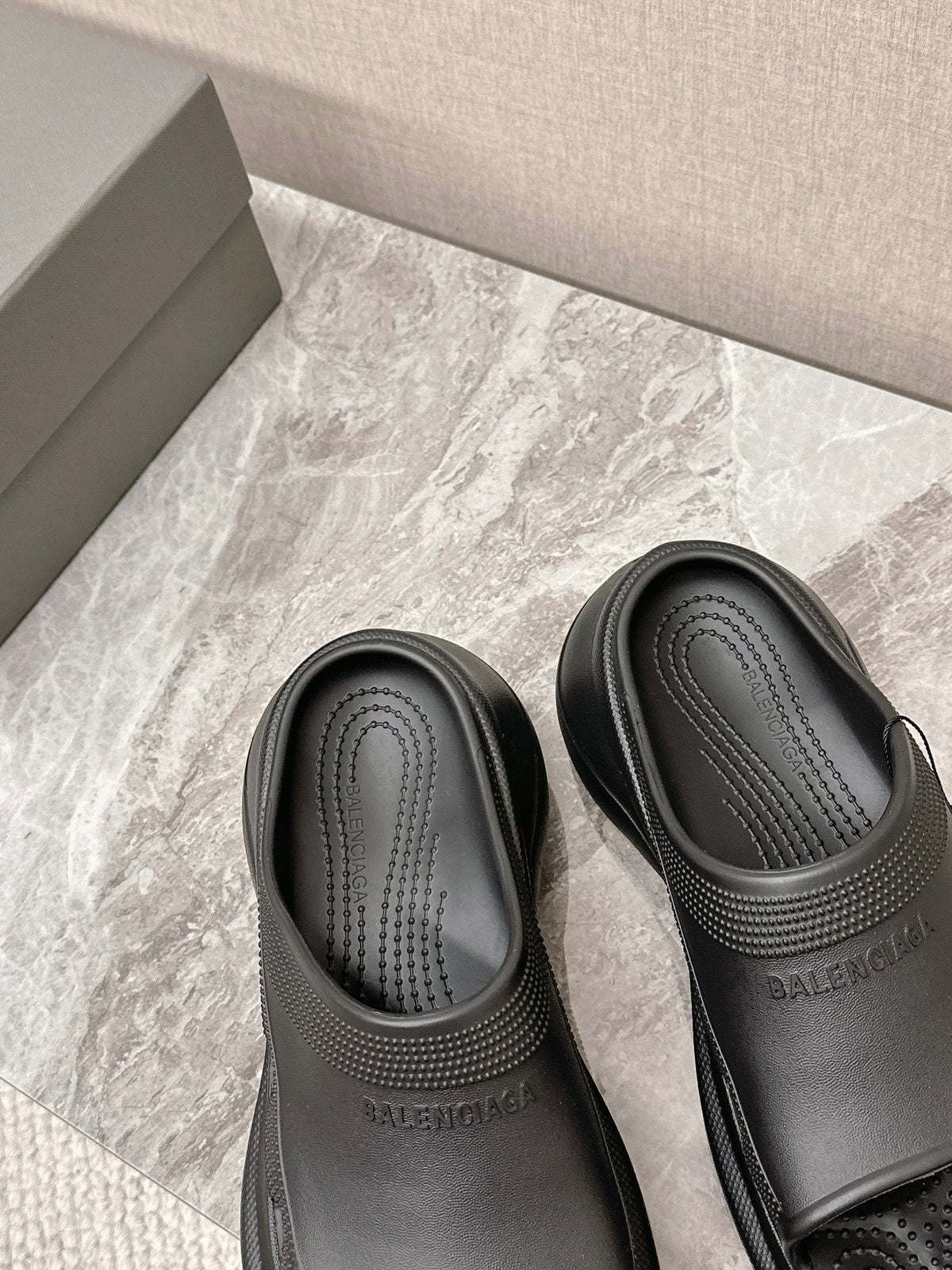 POOL CROCS SLIDE SANDAL IN BLACK RUBBER