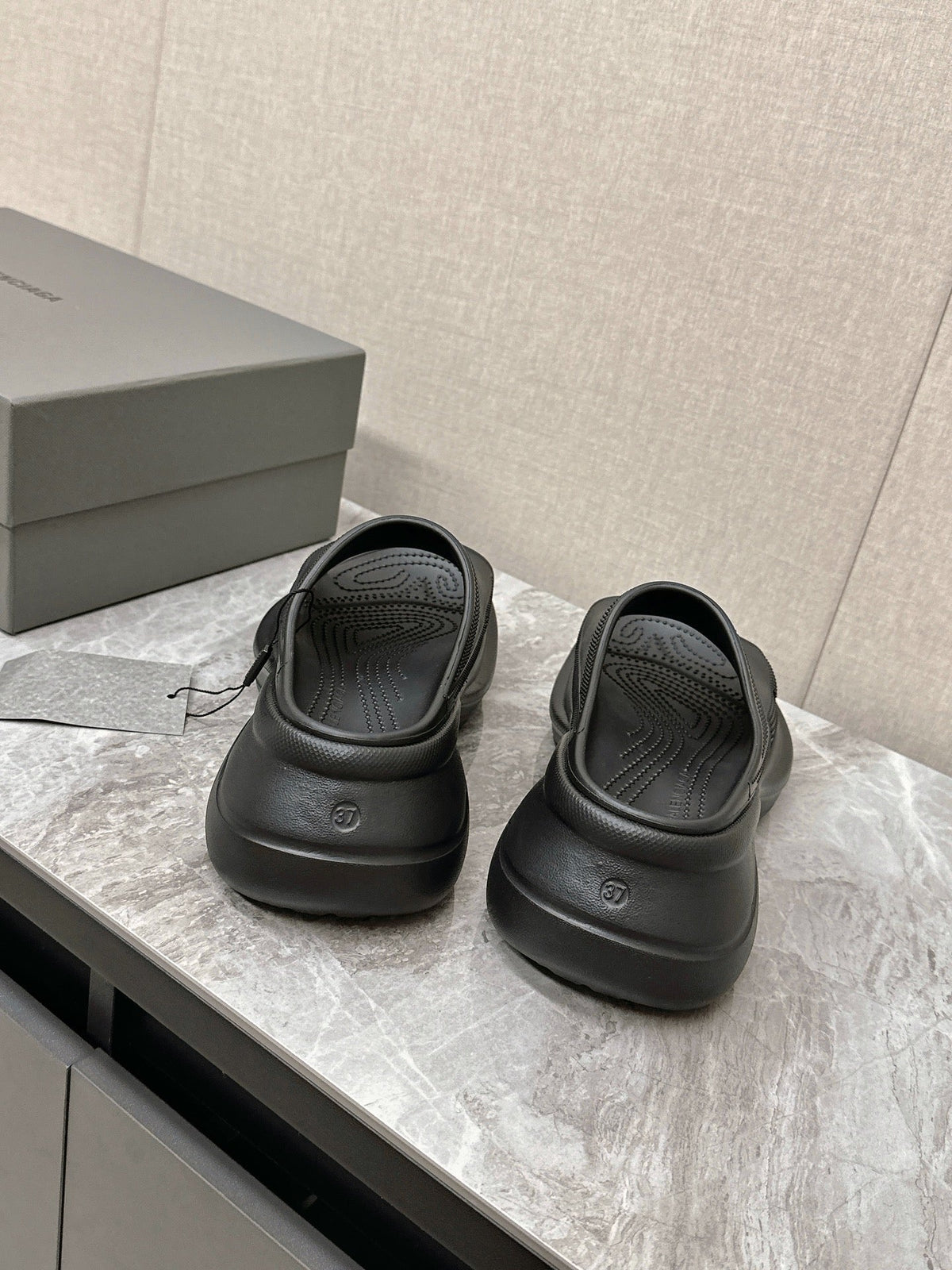 POOL CROCS SLIDE SANDAL IN BLACK RUBBER