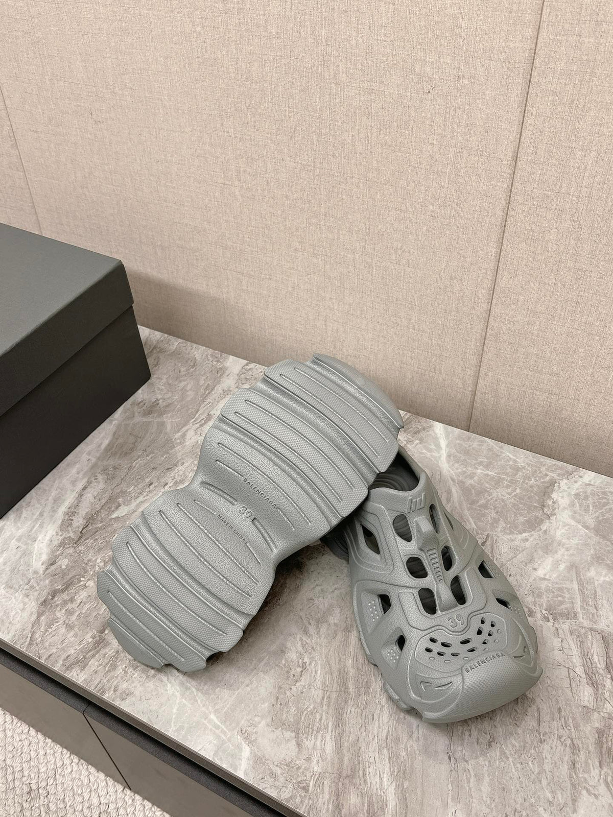 CUT-OUT MULES IN GRAY RUBBER