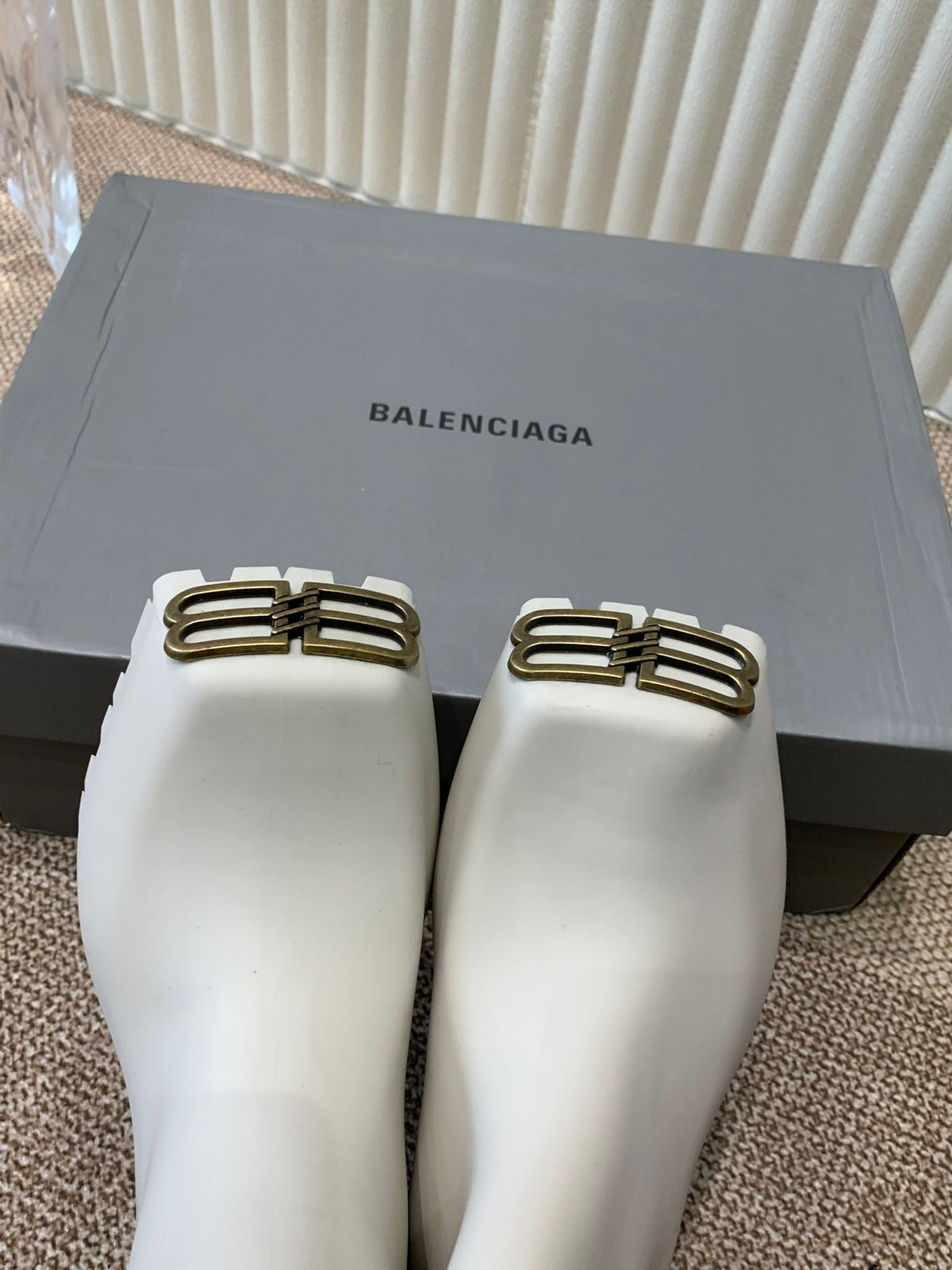 WHITE SCULPTED RUBBER BOOTS WITH GOLD MONOGRAM