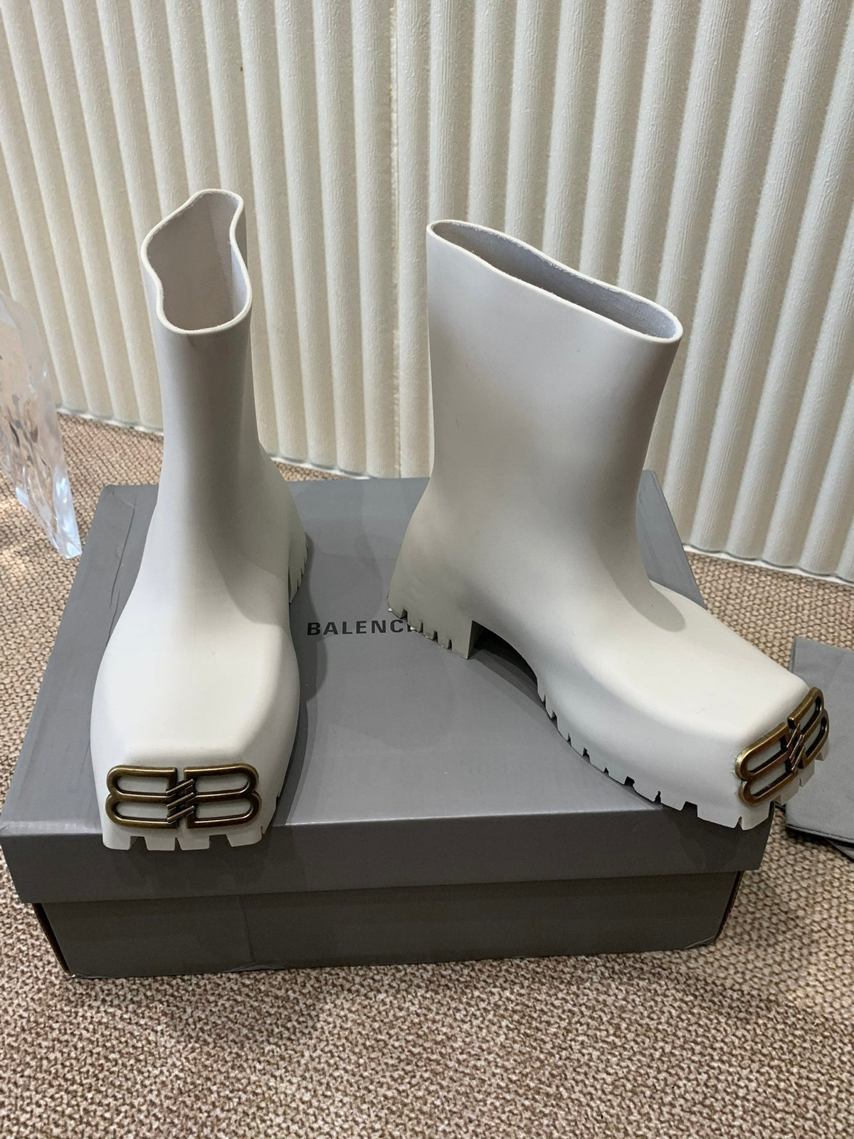 WHITE SCULPTED RUBBER BOOTS WITH GOLD MONOGRAM
