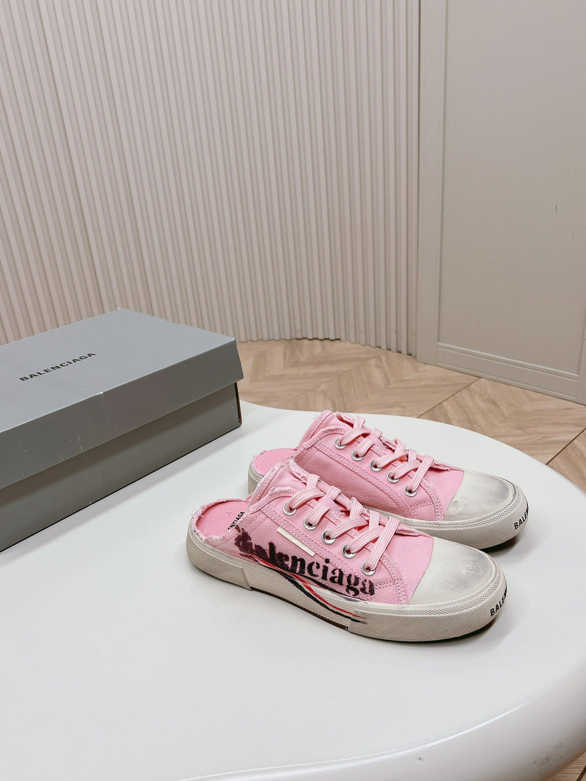 SNEAKER MULES IN PINK CANVAS GRAFFITI LOGO