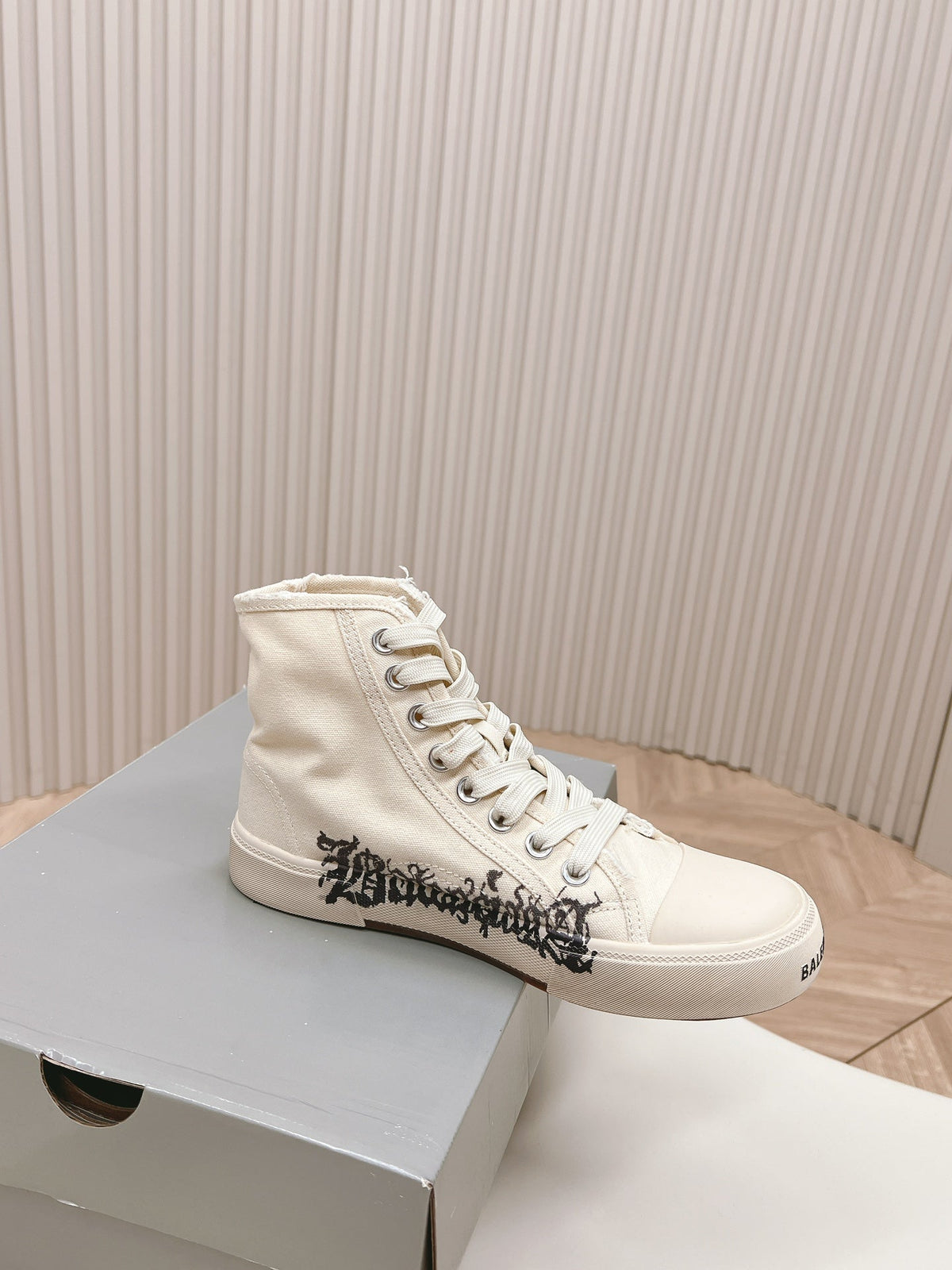 HIGH-TOP SNEAKERS GRAFFITI IN WHITE CANVAS
