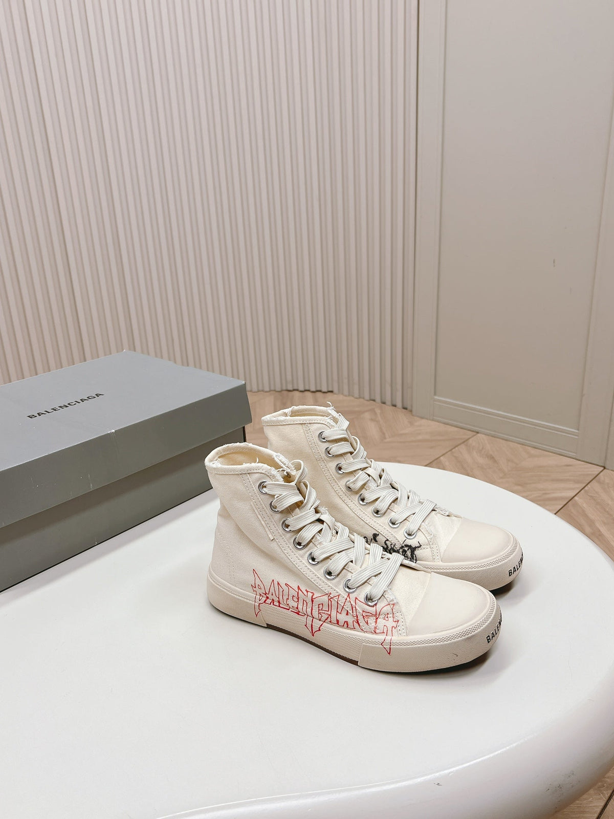 HIGH-TOP SNEAKERS GRAFFITI IN WHITE CANVAS