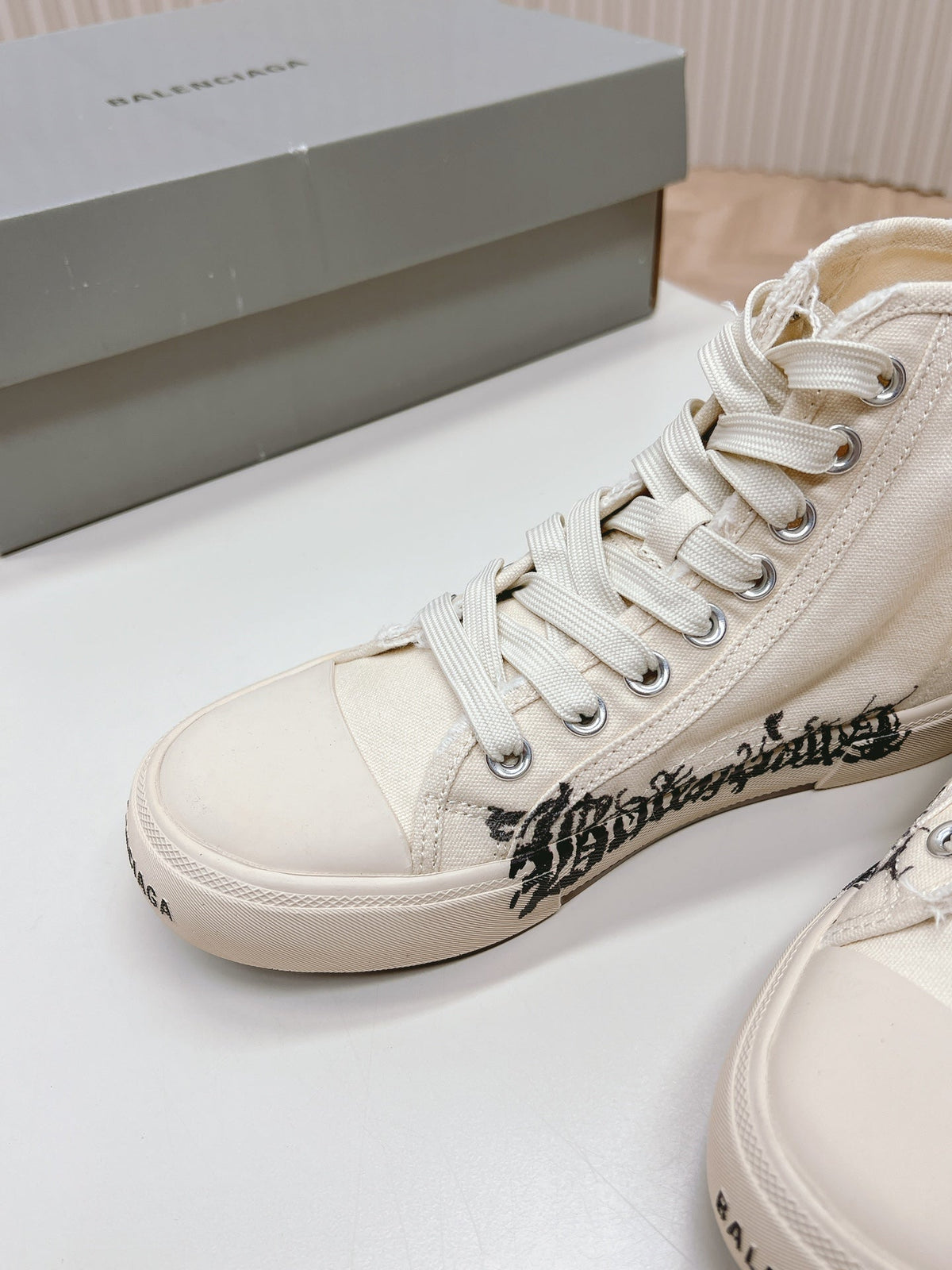 HIGH-TOP SNEAKERS GRAFFITI IN WHITE CANVAS