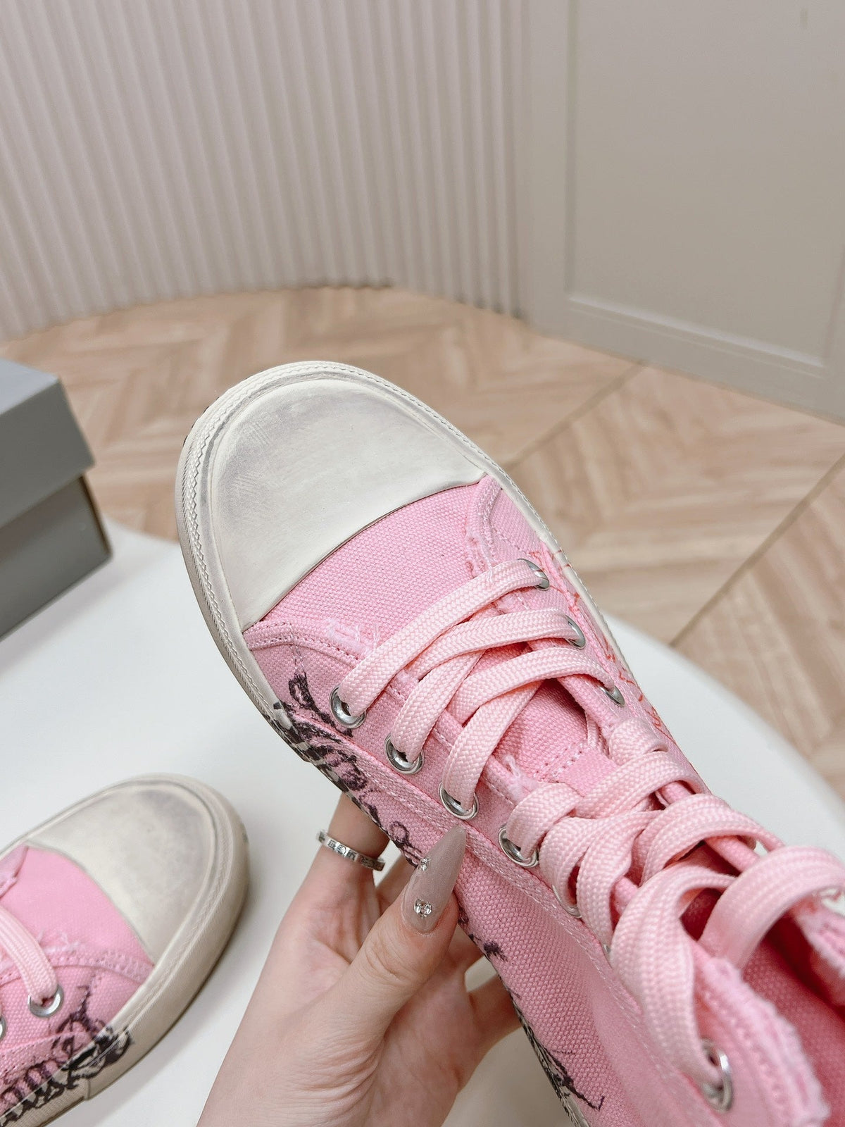 HIGH-TOP SNEAKERS GRAFFITI IN PINK CANVAS