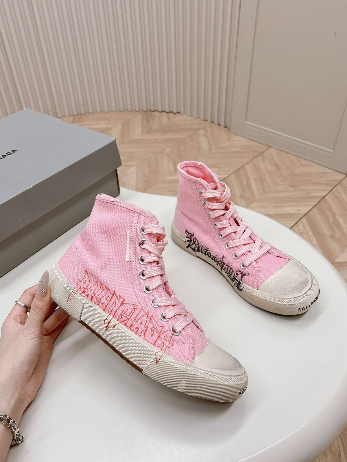 HIGH-TOP SNEAKERS GRAFFITI IN PINK CANVAS