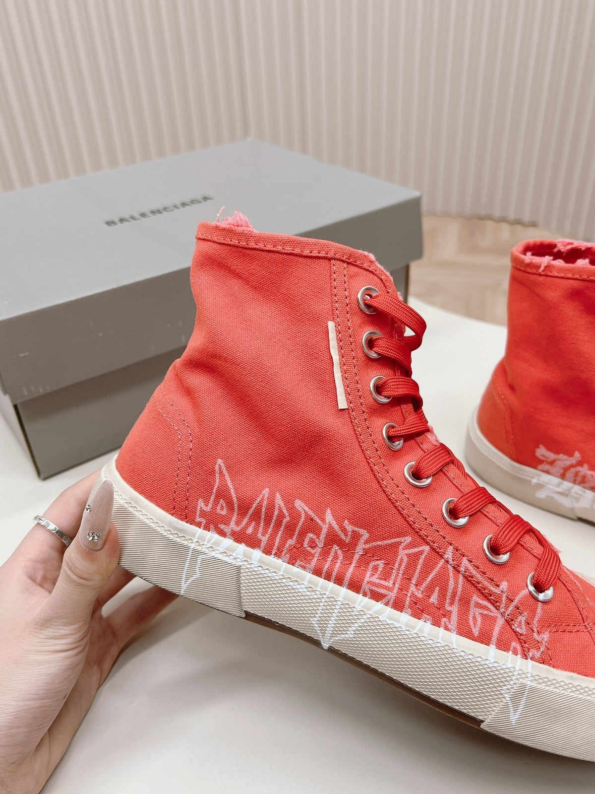 HIGH-TOP SNEAKERS GRAFFITI IN RED CANVAS