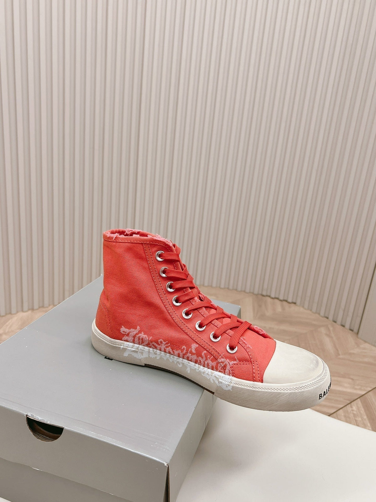HIGH-TOP SNEAKERS GRAFFITI IN RED CANVAS