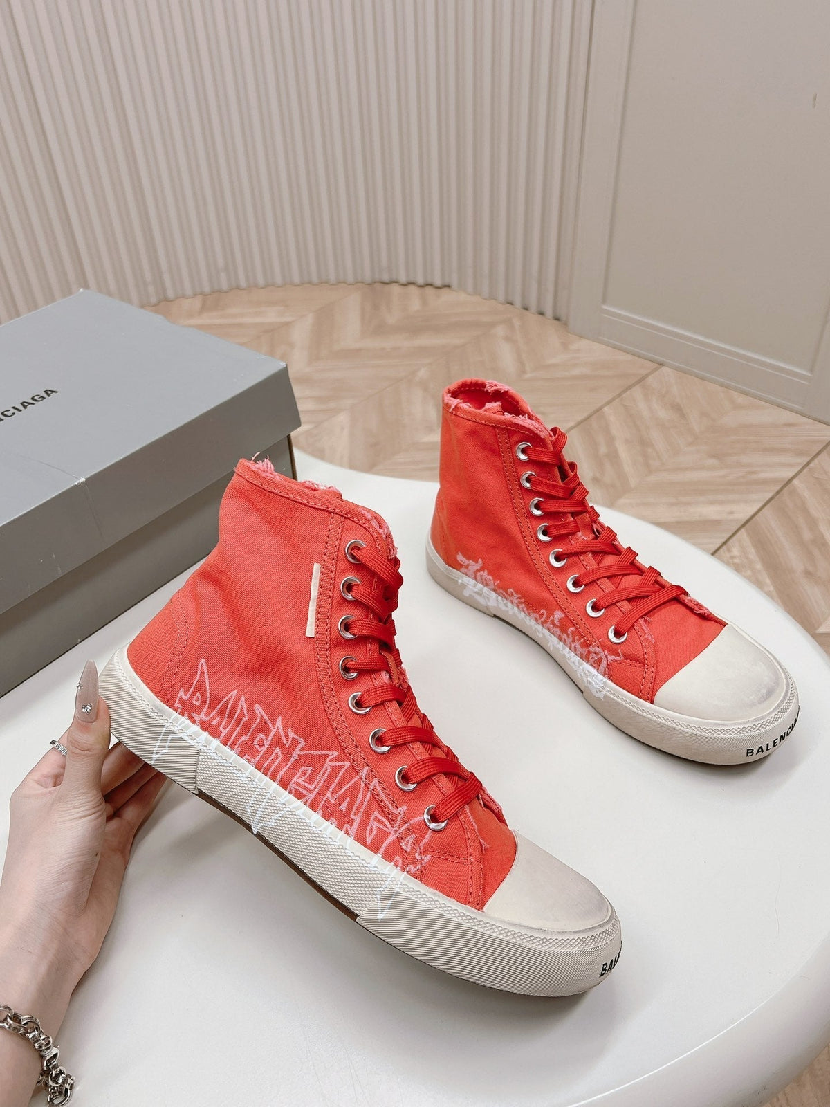 HIGH-TOP SNEAKERS GRAFFITI IN RED CANVAS