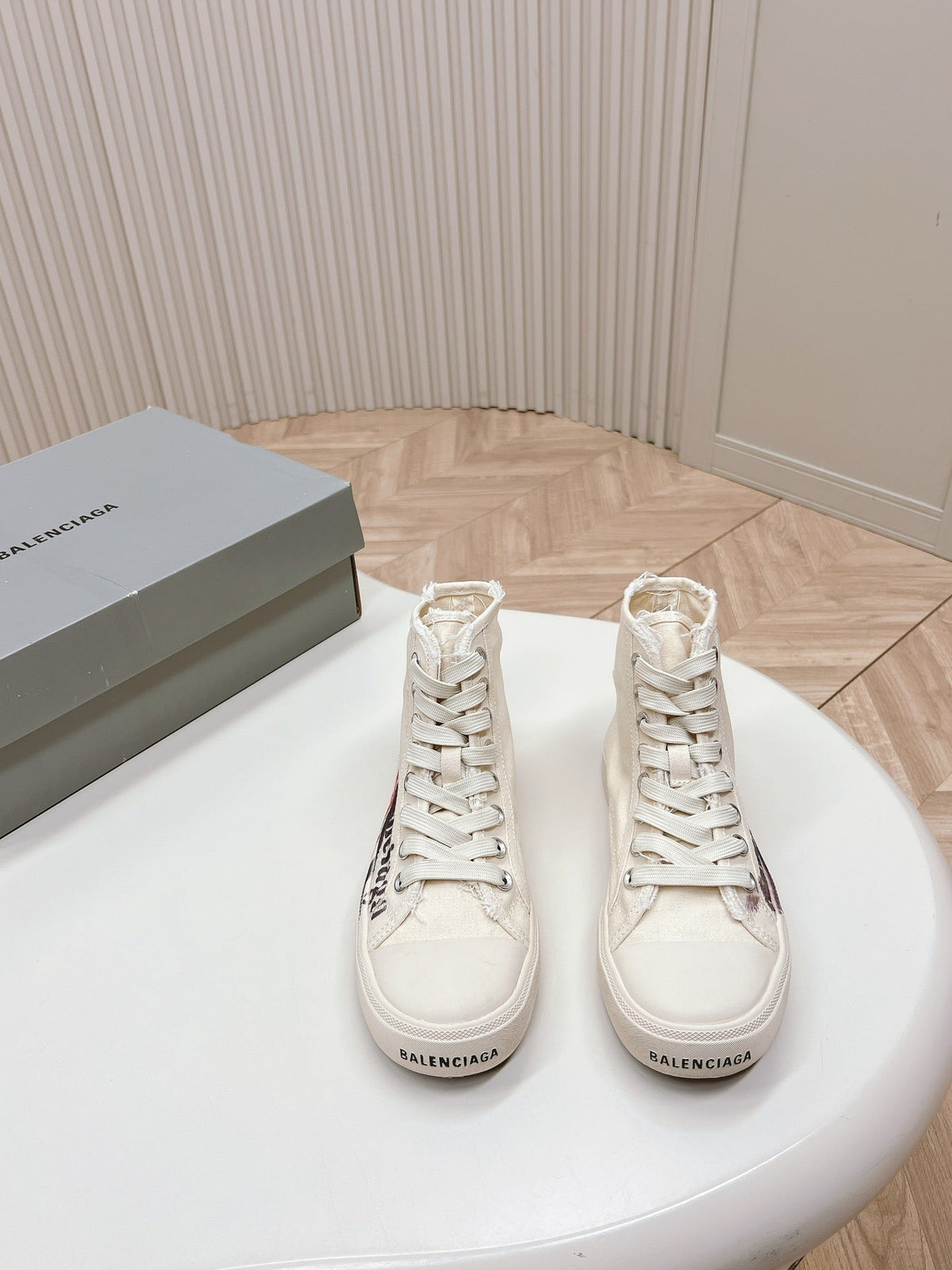 WHITE CANVAS HIGH-TOP SNEAKERS LOGO GRAFFITI