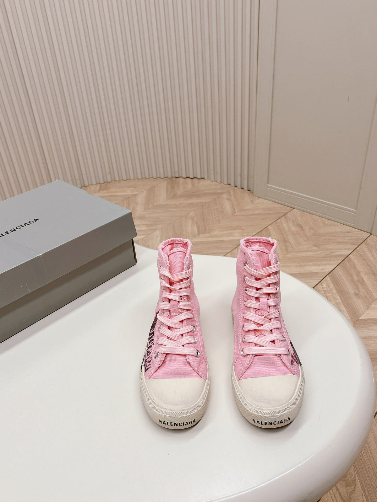 PINK CANVAS HIGH-TOP SNEAKERS LOGO GRAFFITI