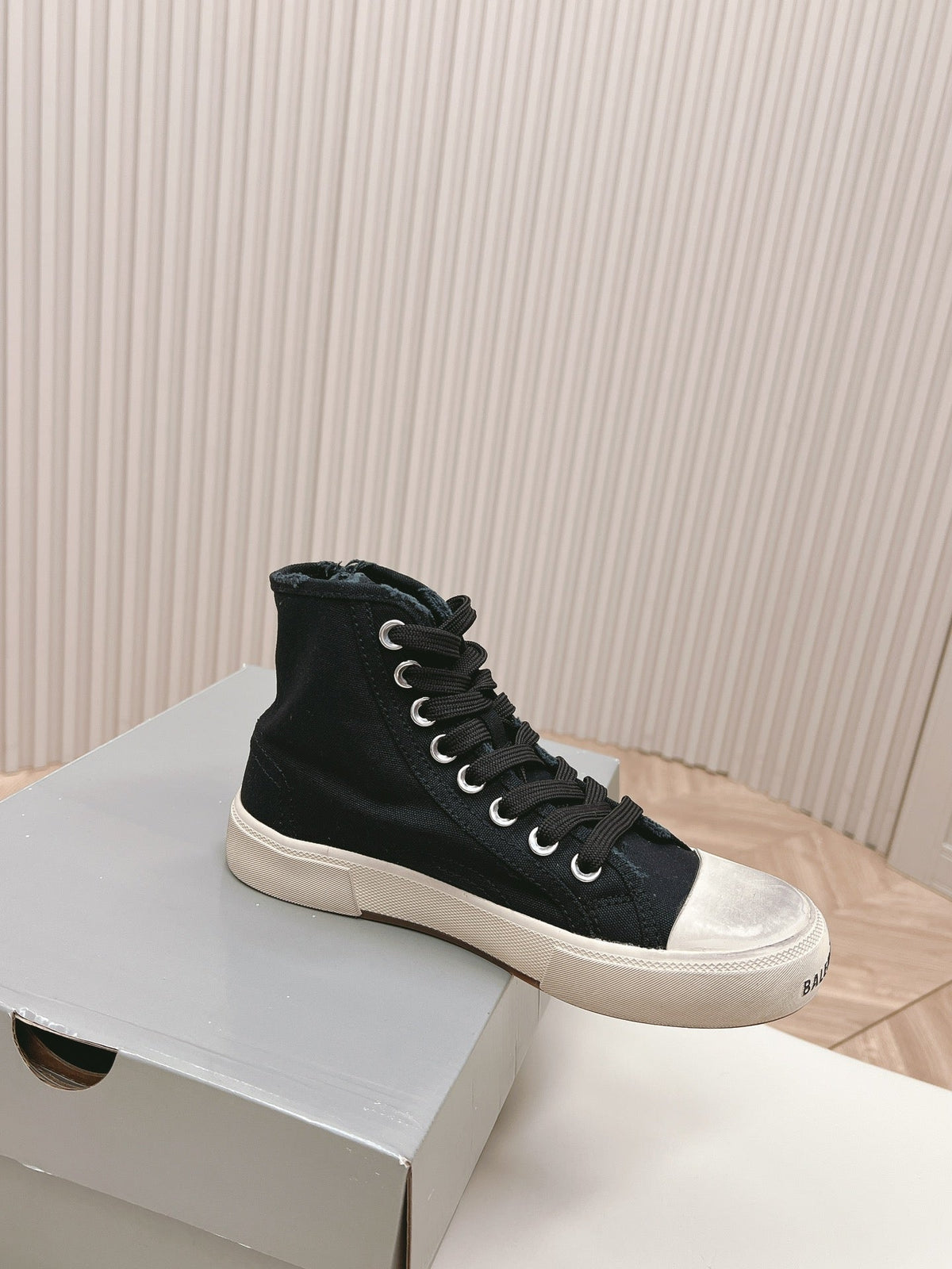 BLACK CANVAS HIGH-TOP SNEAKERS LOGO GRAFFITI