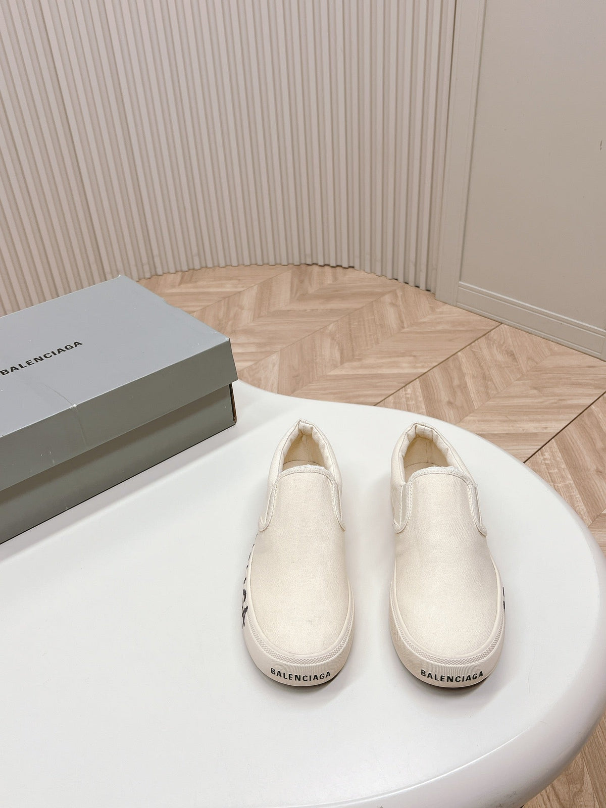 SLIP-ON SNEAKERS GRAFFITI IN WHITE CANVAS