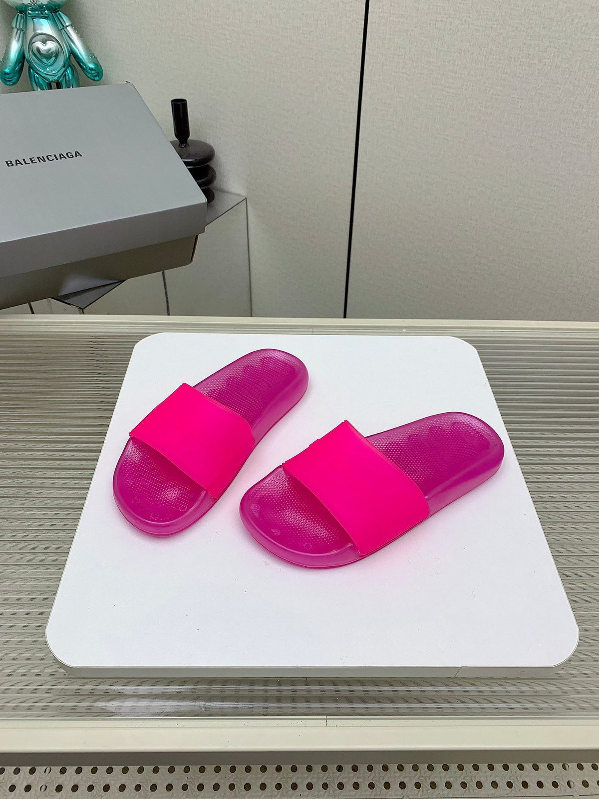 POOL SLIDE SANDAL IN JELLY PINK RUBBER