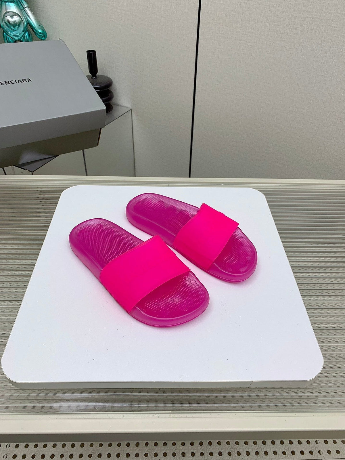 POOL SLIDE SANDAL IN JELLY PINK RUBBER