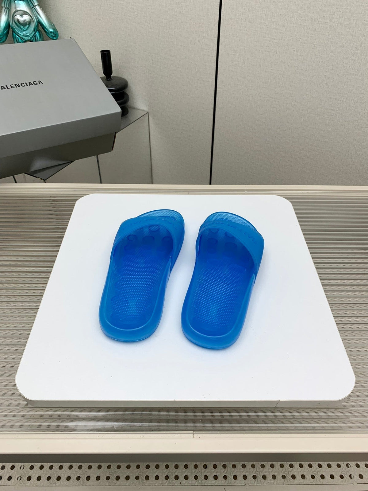 POOL SLIDE SANDAL IN JELLY BLUE RUBBER