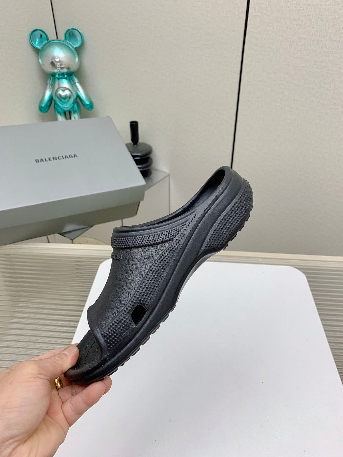 POOL CROCS IN BLACK RUBBER