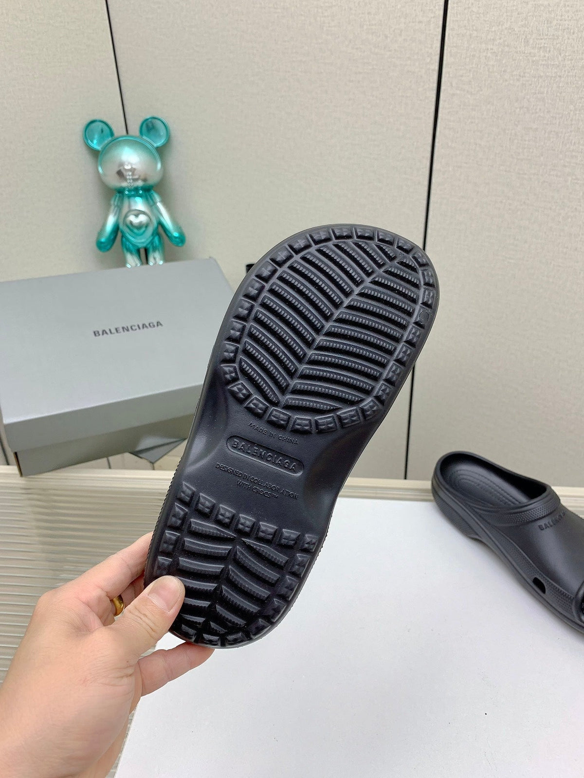 POOL CROCS IN BLACK RUBBER