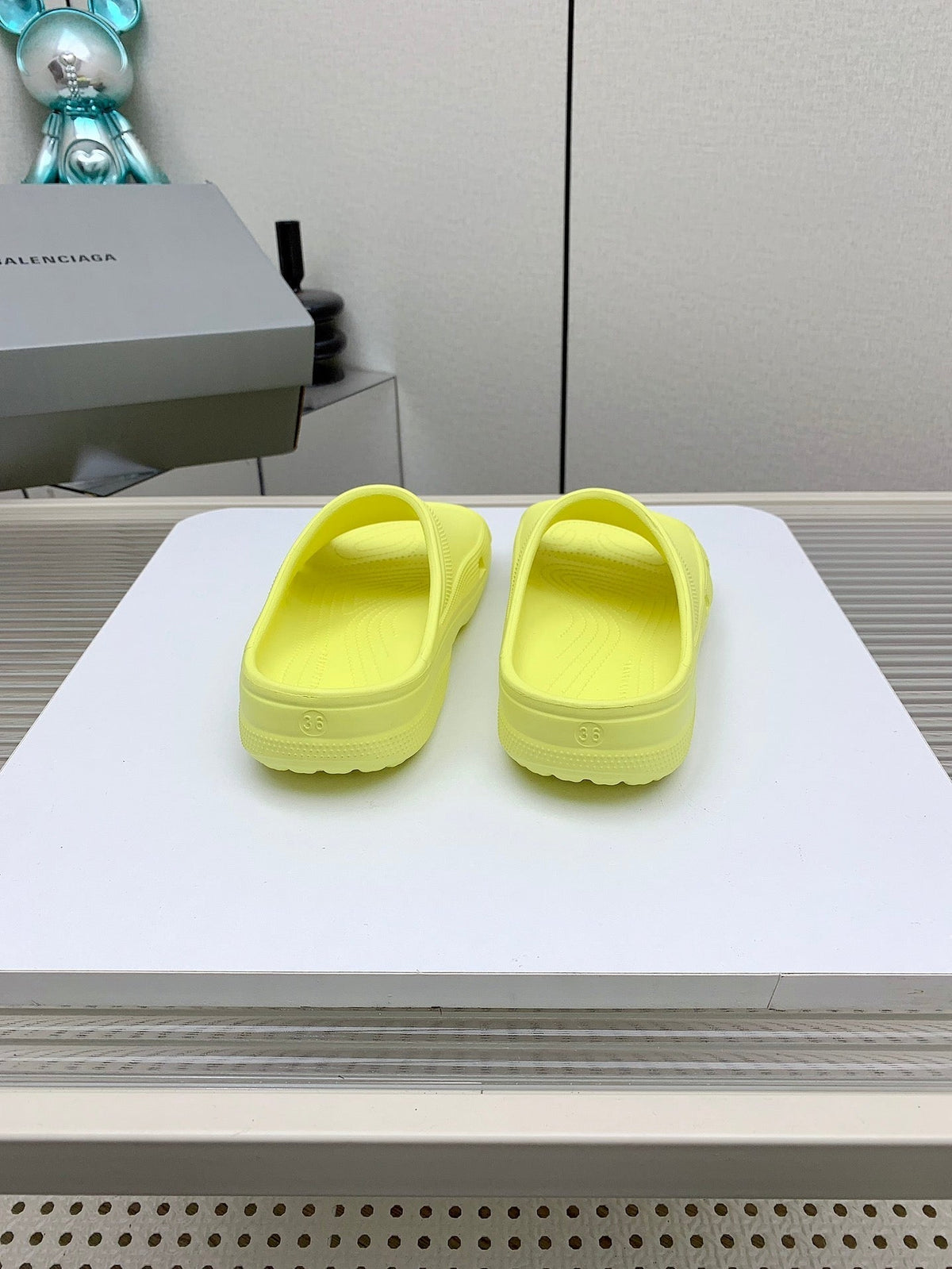 POOL CROCS IN MANZ YELLOW RUBBER