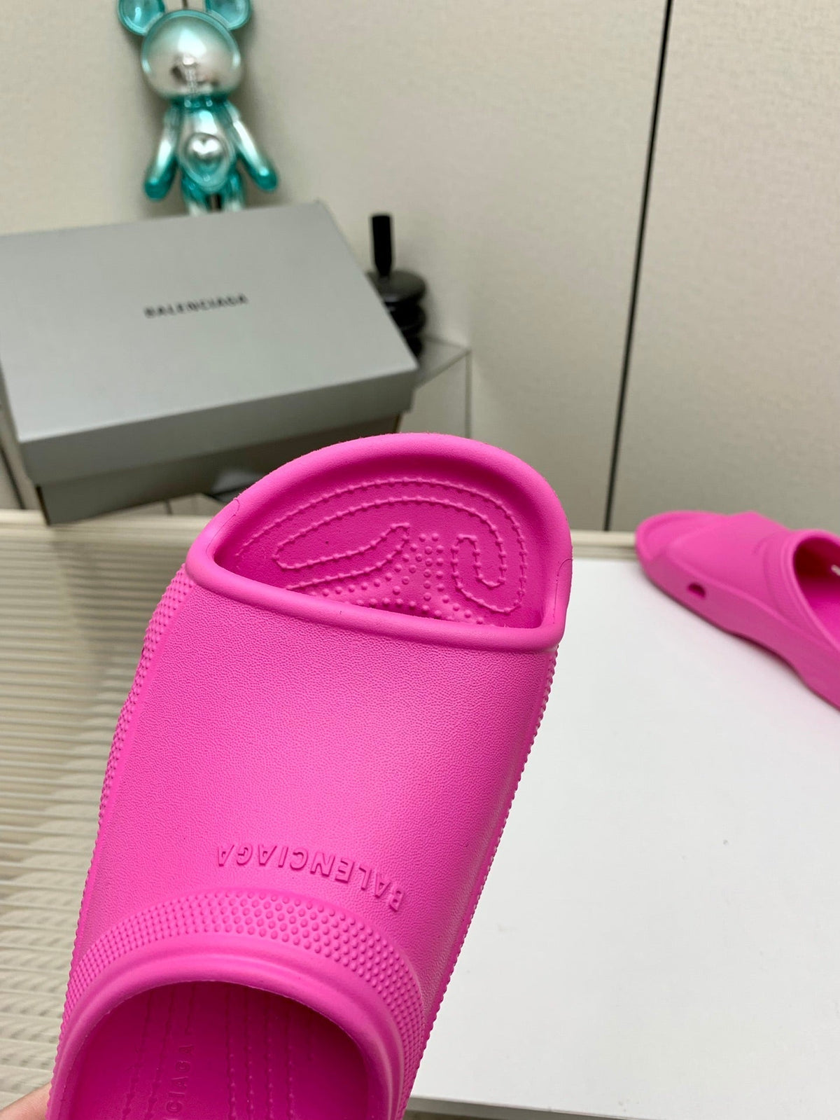 POOL CROCS IN HOT PINK RUBBER