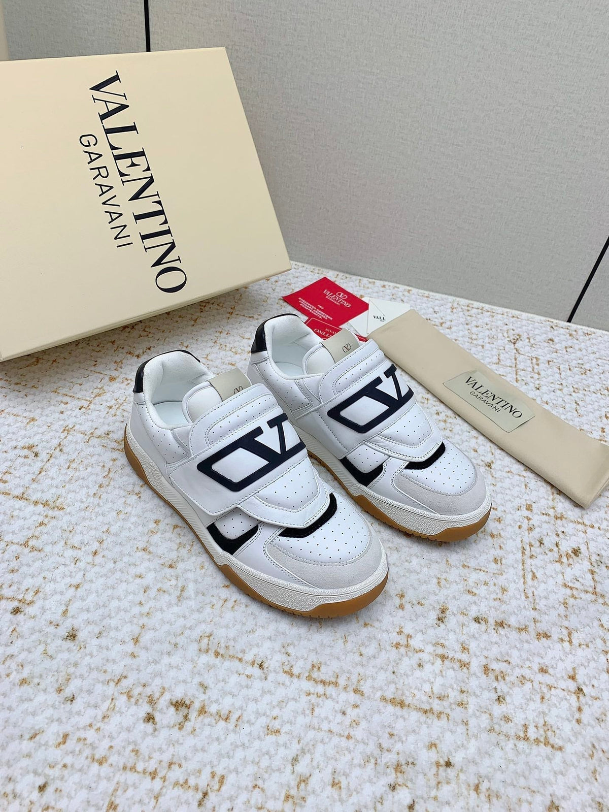VT 25 Joy Play Low Top Sneaker White Black Cowhide 331681