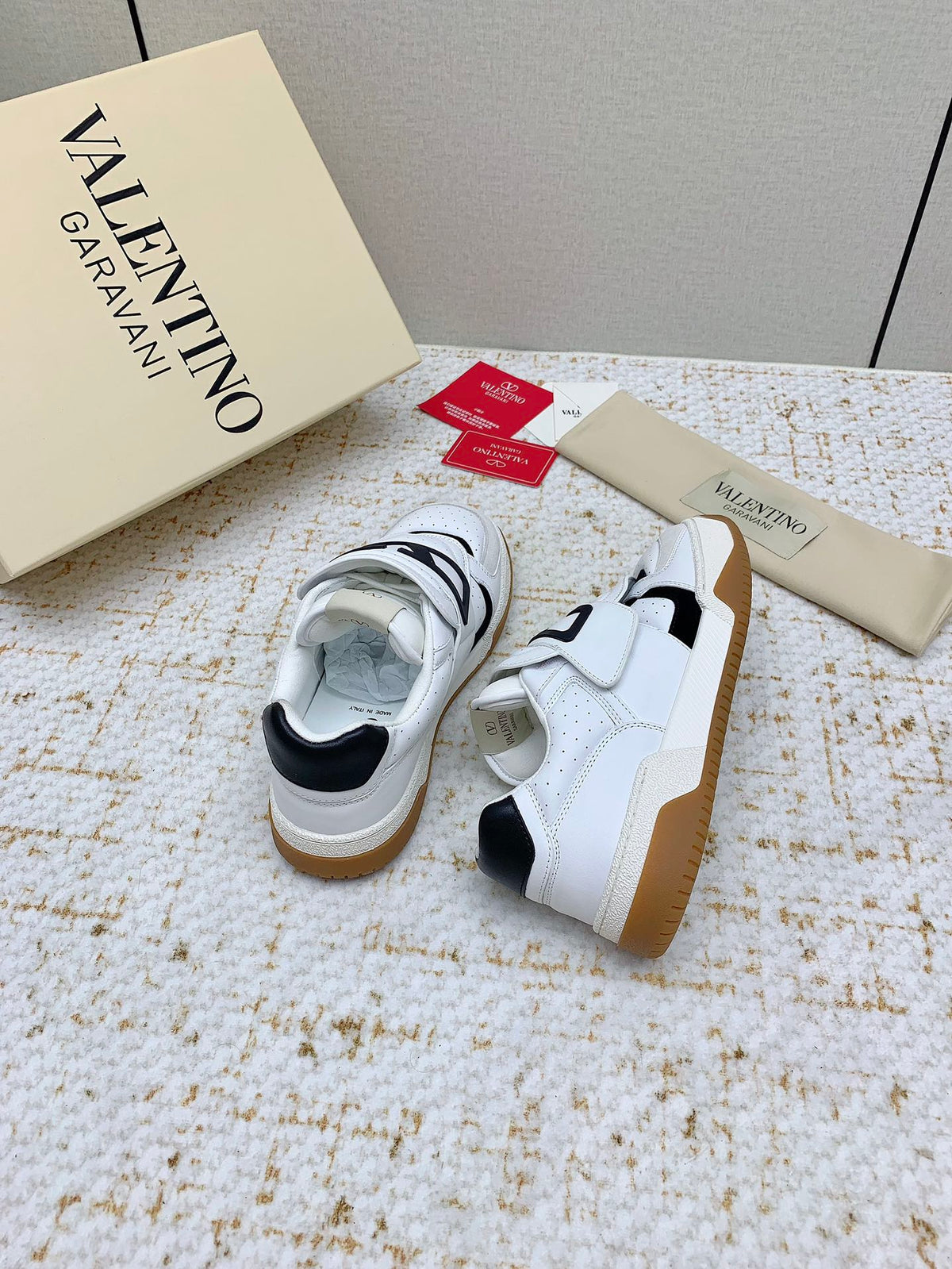 VT 25 Joy Play Low Top Sneaker White Black Cowhide 331681