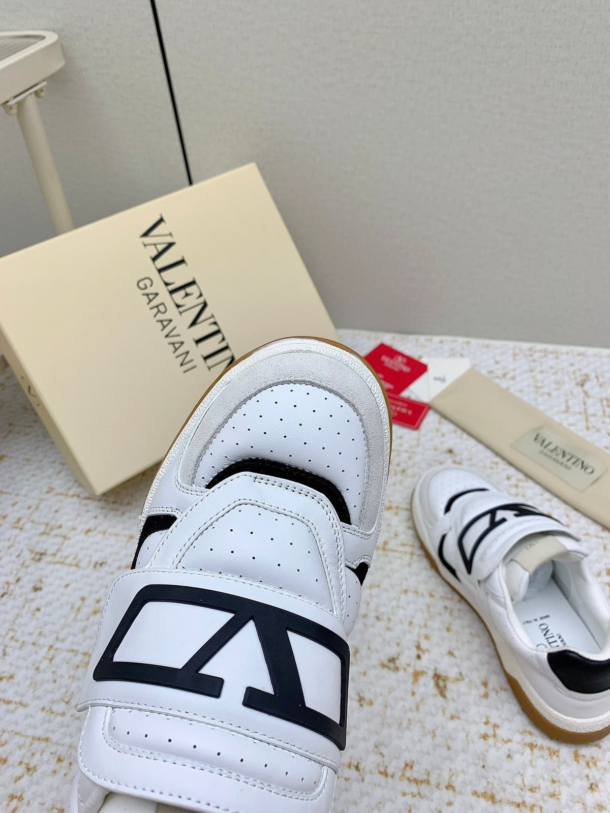 VT 25 Joy Play Low Top Sneaker White Black Cowhide 331681