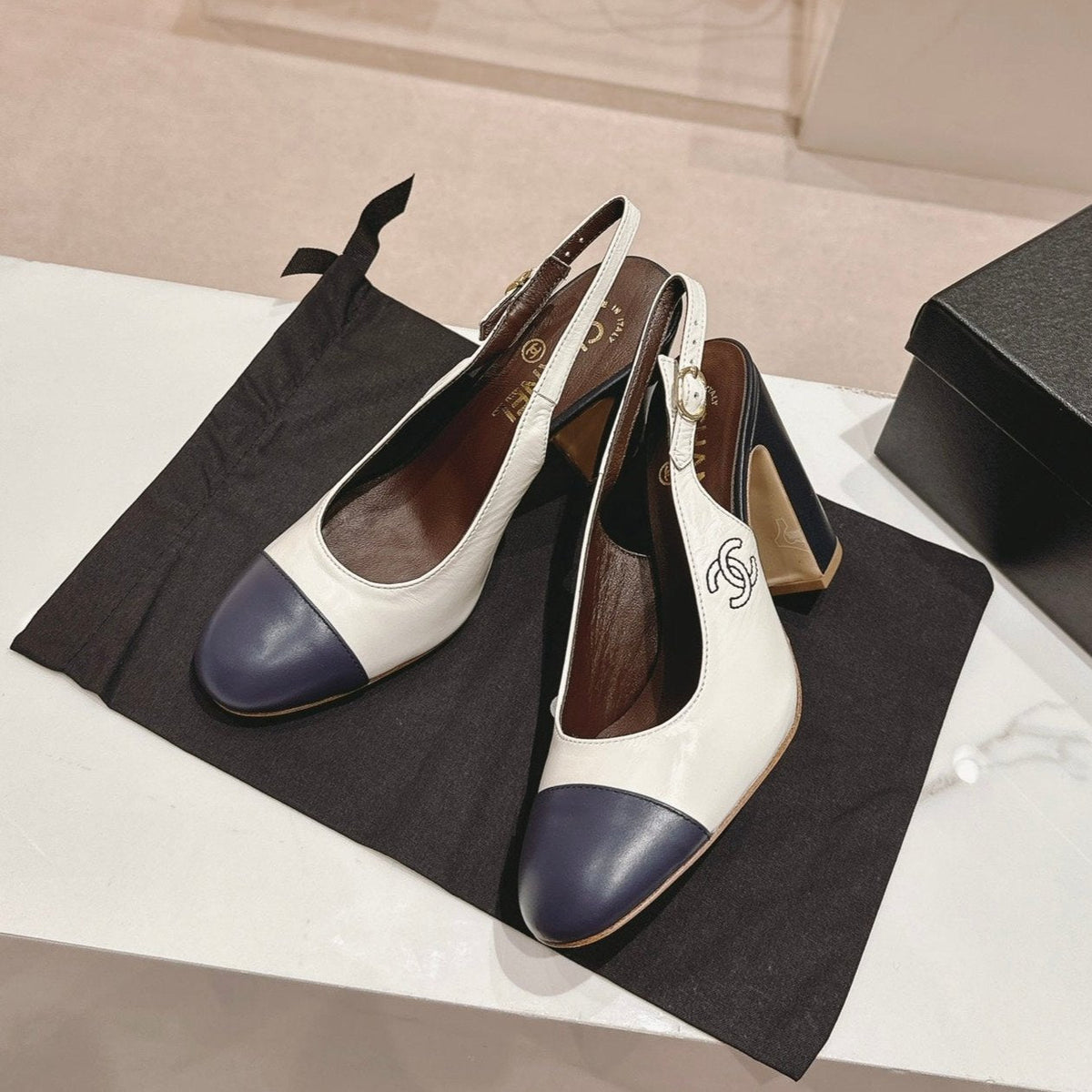 CC 24P SLINGBACKS 95MM WHITE BLACK LAMBSKIN