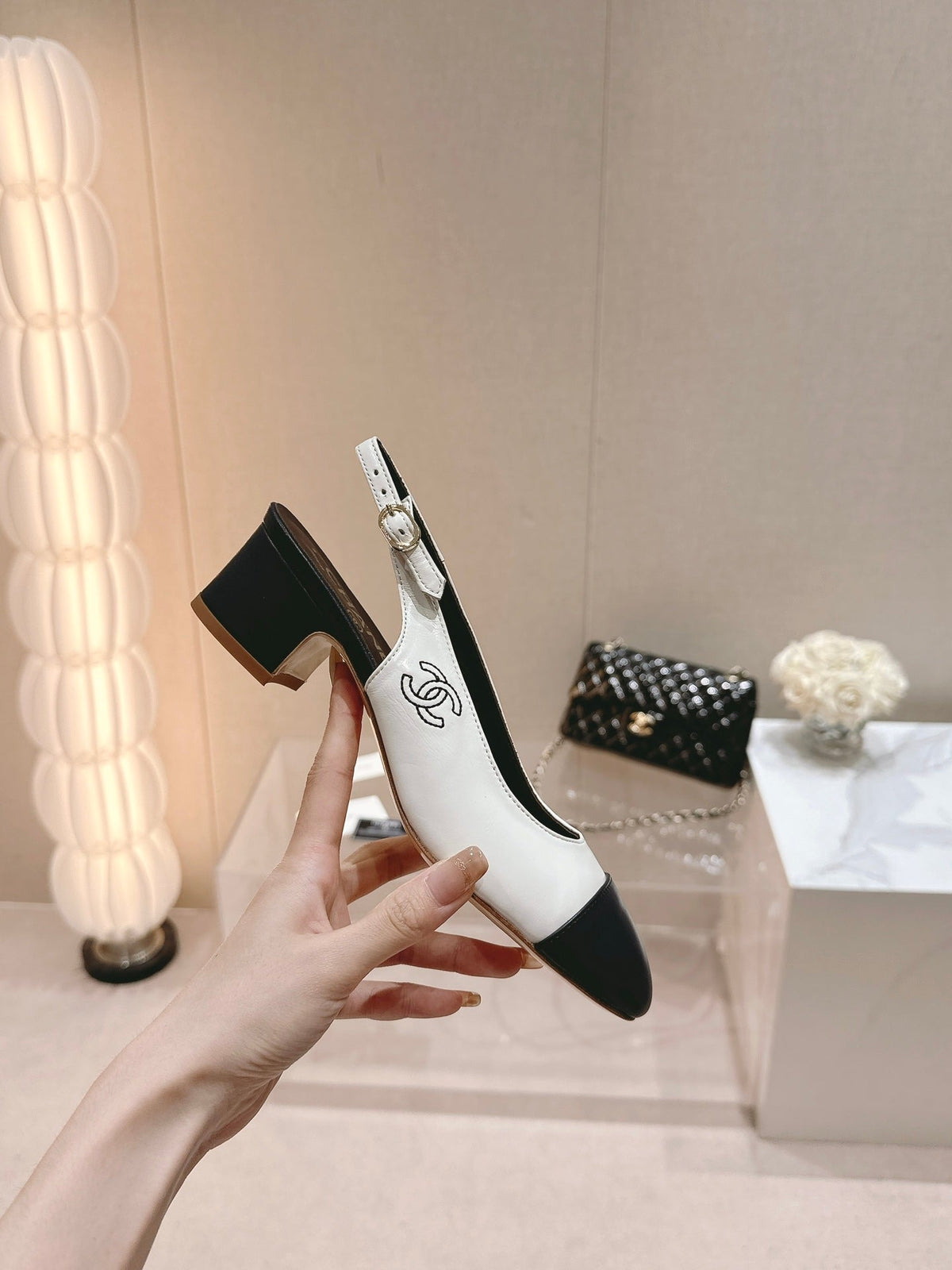 CC 24P SLINGBACKS 45MM WHITE BLACK LAMBSKIN