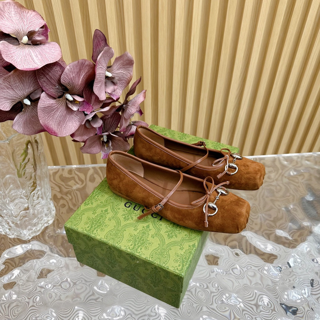Ballet flat in bronze brown suede with silver hardware