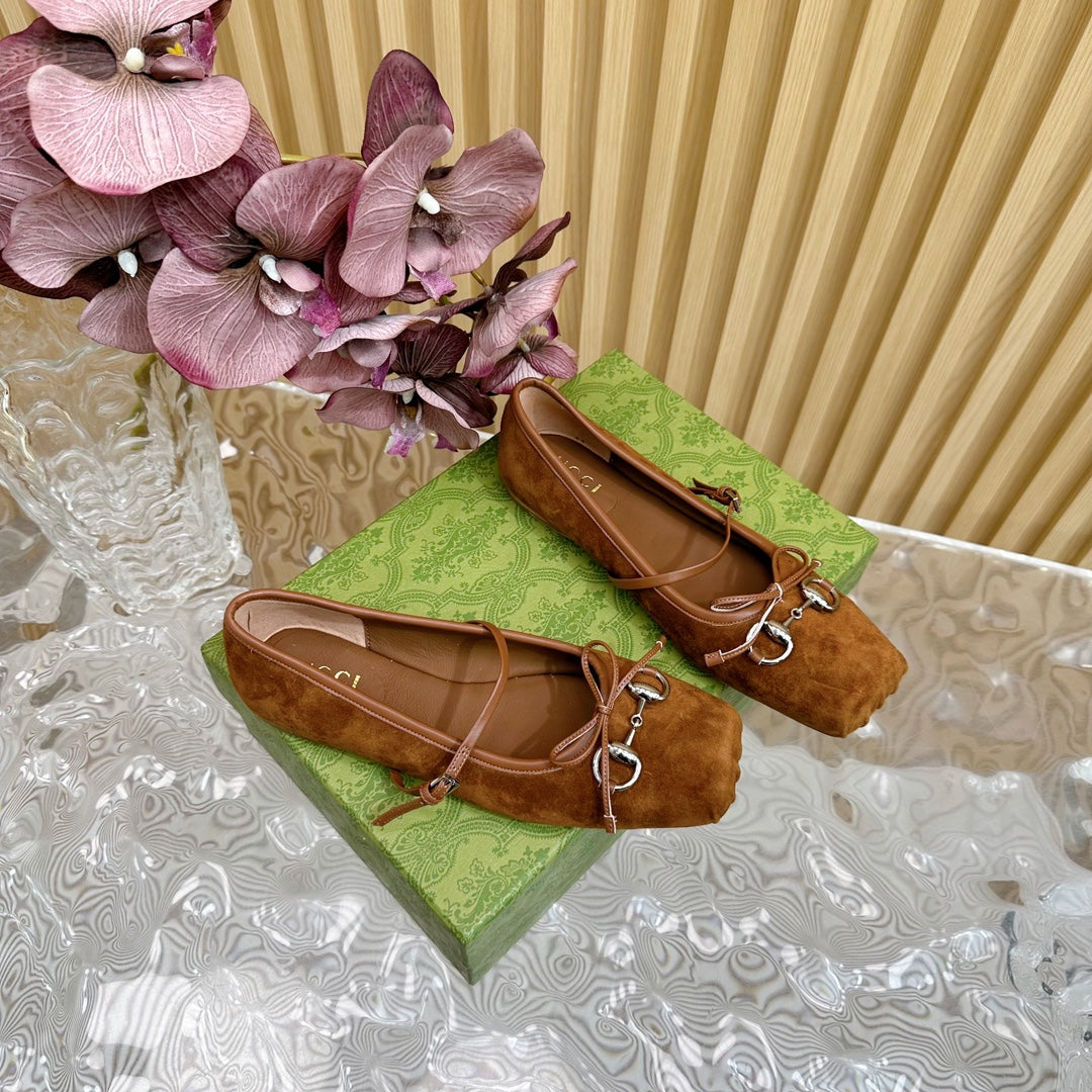 Ballet flat in bronze brown suede with silver hardware