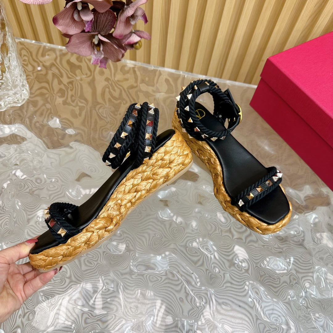 Rockstud Flatform Sandal 45mm In Black Calfskin And Raffia 102848