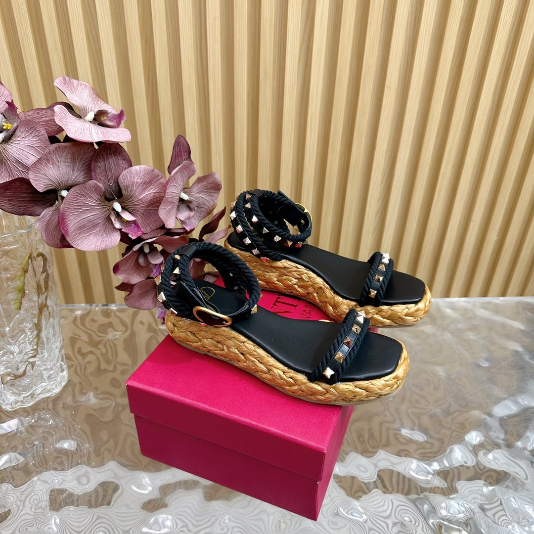 Rockstud Flatform Sandal 45mm In Black Calfskin And Raffia 102848