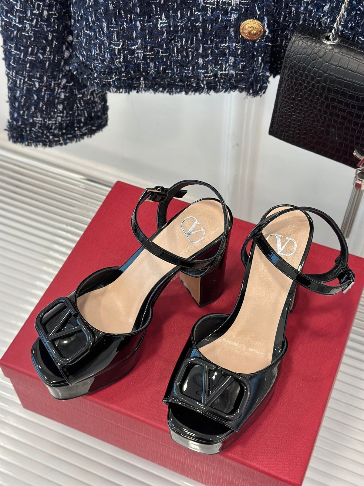 Sandal With Vlogo Signature Platform In Black Glossy Calfskin 110mm 989460